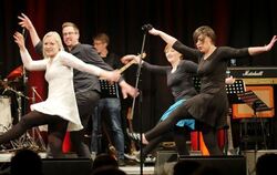 Schwungvoll: Die Musical-Gruppe präsentierte Evergreens aus bekannten Musicals.  FOTO: APPELT