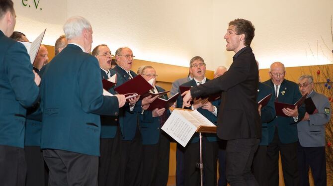 Die Männer aus Aichelau und Ehestetten gaben unter der Leitung ihres neuen Dirigenten Florian Söll ein gelungenes Debüt.  FOTO: