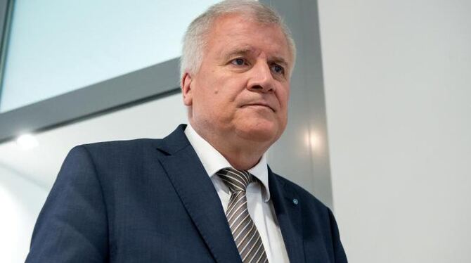 Der bayerische Ministerpräsident Horst Seehofer (CSU) kommt zu einer Pressekonferenz. Foto: Sven Hoppe/Archiv