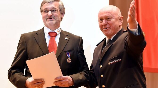 Wilfried Müller (links) erhielt in Walddorfhäslach die Ehrenmedaille der Feuerwehr aus den Händen von Willi Dongus, Geschäftsfüh