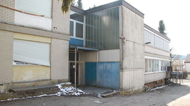 Die guten Zeiten längst hinter sich, wartet die aufgelassene und verkommene Strickfabrik Stoll auf die Abrissbirne. FOTO: HÄUSSL