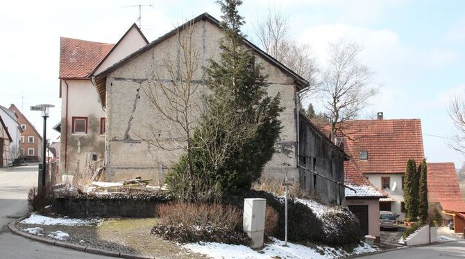 Steingebronns hässliches Eck wird demnächst abgebrochen. In der Ortsmitte beim rechts hervorlugenden Backhaus sollen stattdessen