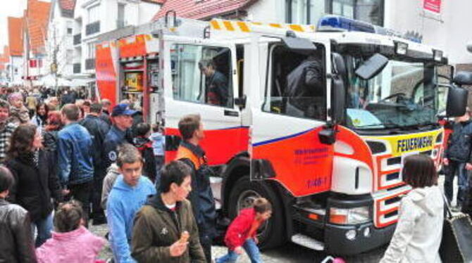 Ein echter Knüller waren die vielen Einsatzfahrzeuge, die die Metzinger Feuerwehr präsentierte. GEA-FOTO: MEYER