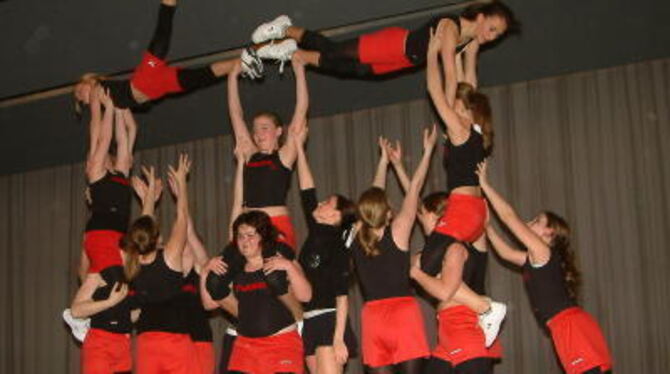 Tanz und Showelemente: Die Cheerleader-Gruppe &raquo;Flames&laquo; in Aktion. FOTO: KABLAOUI