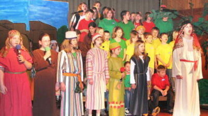 Junge Schauspieler in Aktion: Das Leben Jesu gab ihnen Stoff für das österliche Musical in der Betzinger Friedenskirche. FOTO: P