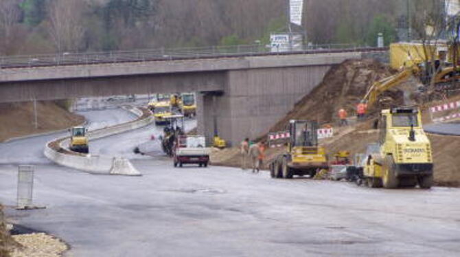 Feinschliff für den Ausbau der B 313 bei Nürtingen: Wenn alles planmäßig läuft, soll es dort in der nächsten Woche wieder freie