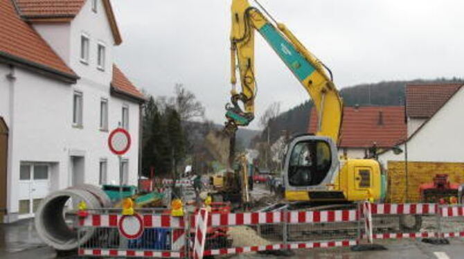 Noch ist die Lautertalstraße in Gächingen zu, dann rückt die Baustelle ins Ortszentrum. GEA-FOTO: JSG