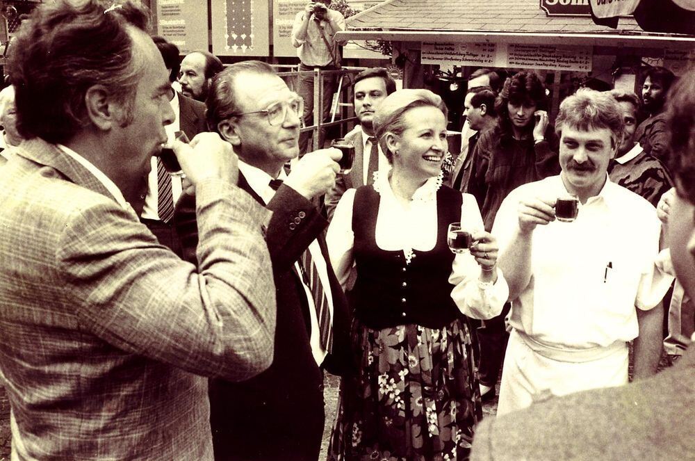 1986 auf dem Reutlinger Weindorf von links: Manfred Oechsle, Lothar Späth, Margret Grimm und Hans Peter Haut. FOTO: JENS BOYSEN