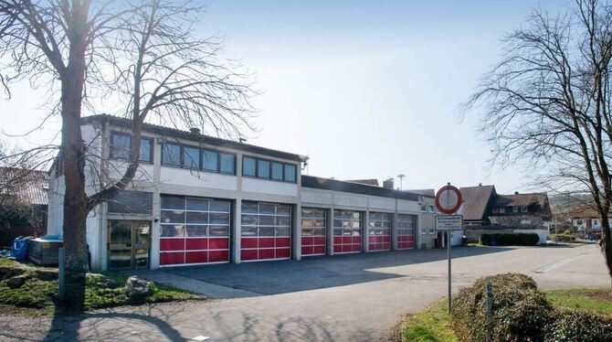 Das jetzige Feuerwehrhaus soll im Frühjahr abgebrochen werden. Spielplatz und Umspannwerk bleiben erhalten. FOTO: TRINKHAUS