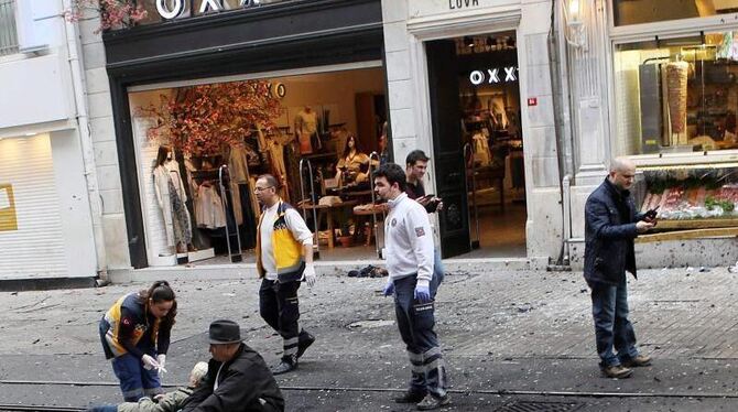 Versorgung von Verwundeten: Nur leicht verletzt wurden diese beiden Passanten durch die Wucht der Detonation. Foto: Stringer