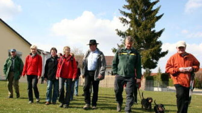 Auf den Spuren des Öls unterwegs: Der Uracher Förster Ulrich Meyer (2. von rechts) führte die Wanderung der Kurverwaltung zur Öl