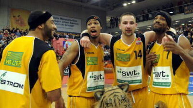 Gerne würden die Basketball-Fans ihre Walter Tigers mal wieder in Siegerpose sehen. GEA-FOTO: PACHER