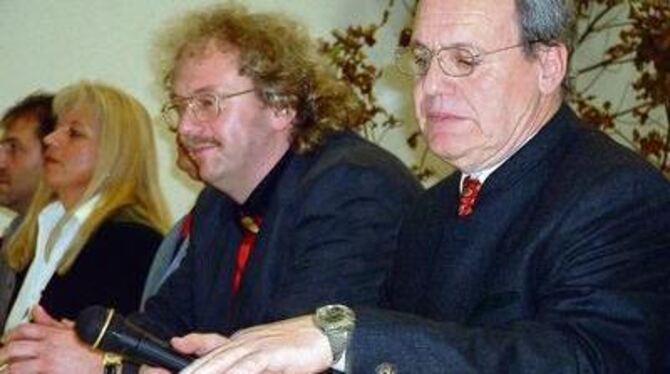 Michael Waibel (Mitte) und Stellvertreter Rudolf Beck (rechts) bei Waibels Amtseinsetzung am 3. November 2004. 
ARCHIV-FOTO: HÄS