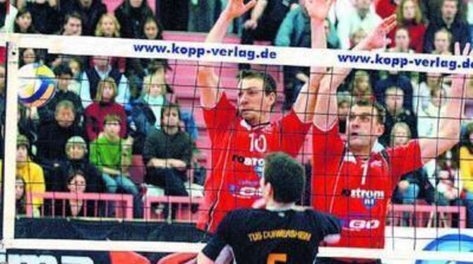 Hoch hinaus: Matthias Pompe (links) und Stjepan Masic. Die Meisterschaft ist greifbar nahe. 
GEA-FOTO: PACHER