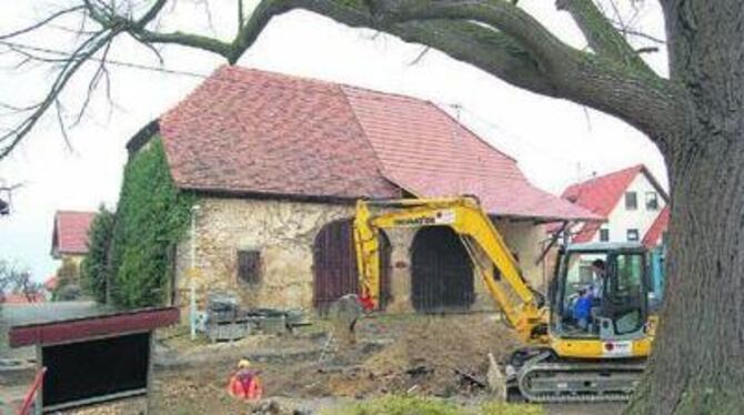 In vollem Gange sind die Arbeiten an der Neugestaltung des Grafenberger Kirchplatzes, im Hintergrund die Zehntscheuer. 
GEA-FOTO