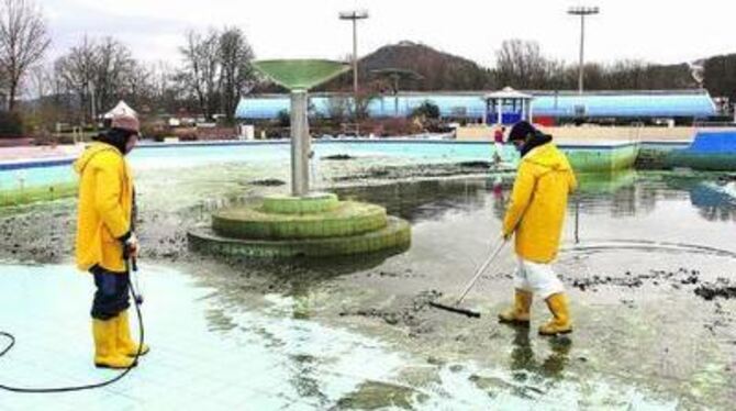 &raquo;Eine Riesenpampe&laquo; (so Bäderchef Mantar drastisch) sammelt sich über den Winter am Boden des Nichtschwimmerbeckens u