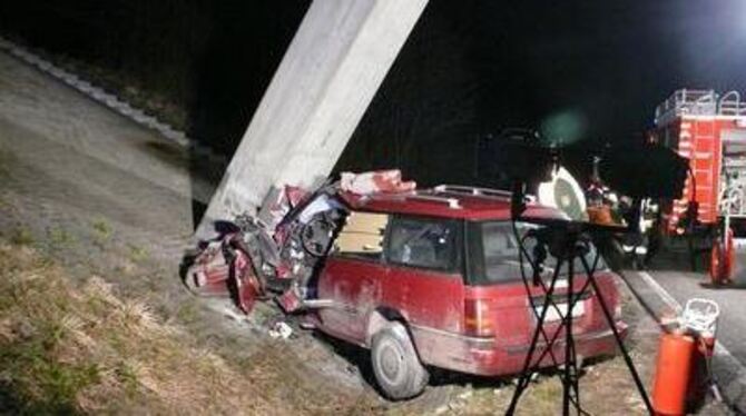 Kollision mit dem Brückenpfeiler aus ungeklärter Ursache: Der Fahrer starb noch an der Unfallstelle. 
FOTO: SANDER