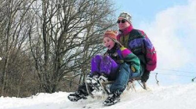 Die Rückkehr des Winters gefällt nicht jedem. Den großen und kleinen Wintersportlern auf der Alb bei Kleinengstingen offenbar je