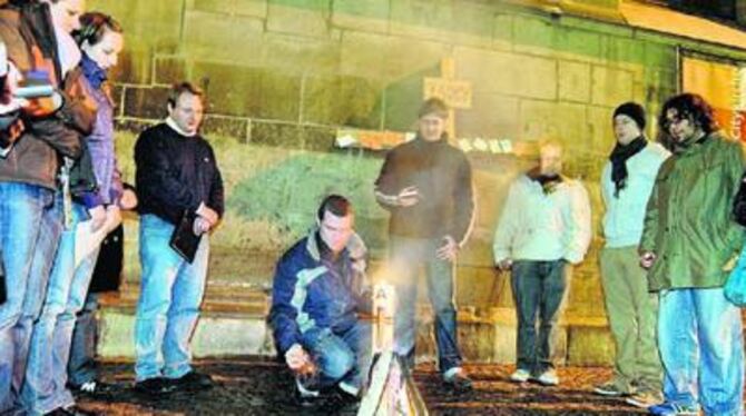 Osterfeuer vor der Nikolaikirche: Auch junge Gläubige pflegen die urchristlichen Bräuche. 
FOTO: NIETHAMMER