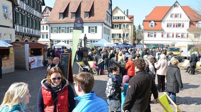 Leute treffen, das schöne Wetter genießen, in die Läden hineinschnuppern: Das »Frühlingserwachen« machte gestern seinem Namen al