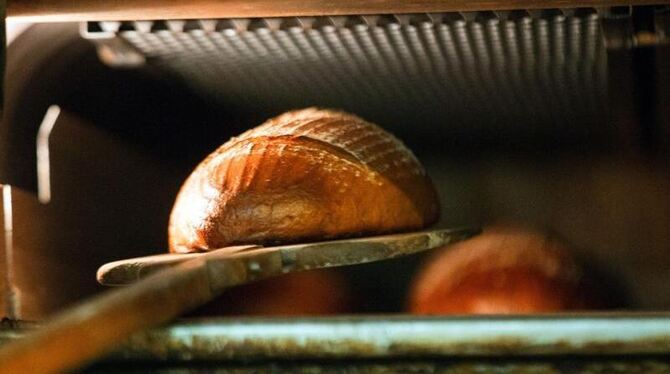 Rund 10 000 Betriebe in Deutschland backen noch selber. Sie müssen gegen immer mehr industriell hergestellte Billigwaren best