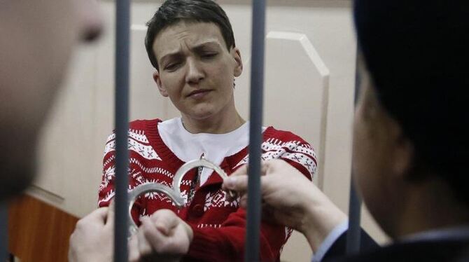 Moskau wirft Sawtschenko vor, 2014 am Tod von russischen Journalisten im Kriegsgebiet Ostukraine beteiligt gewesen zu sein. F Moskau wirft Sawtschenko vor, 2014 am Tod von russischen Journalisten im Kriegsgebiet Ostukraine beteiligt gewesen zu sein. F