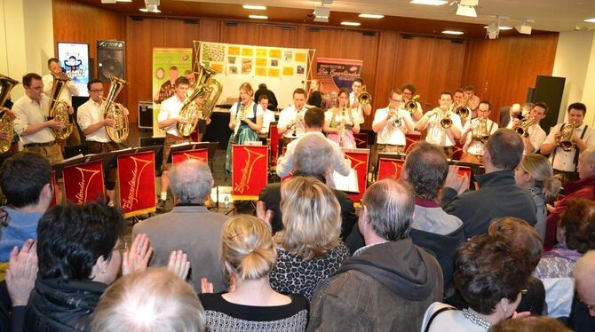 Die Ehgnerländer spielten im Vorprogramm von Ernst Hutter und den Egerländer Musikanten im Stadthallen-Foyer auf. FOTO: RABE