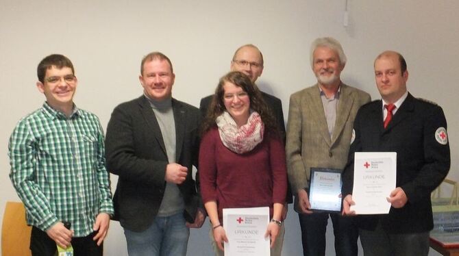 Ehrungen beim DRK-Ortsverein Münsingen mit dem neu zum Ehrenmitglied ernannten Roland Dörr, Zweiter von rechts. FOTO: VEREIN