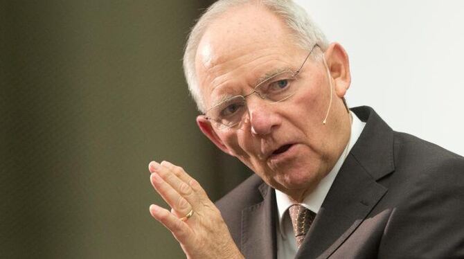 Trotz der zusätzlichen Ausgaben will Schäuble weiter an einem ausgeglichenen Etat festhalten und die »Schwarze Null« bis 2020