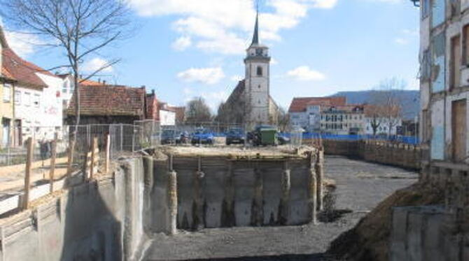 Die Baugrube für das neue Geschäfts- und Parkhaus mit der Martinskirche im Hintergrund.  GEA-FOTO: FÜSSEL