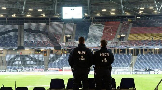 Mit Blick auf die Länderspielabsage in Hannover im November räumte der Innenminister ein: "Wir haben schon einmal anders ents