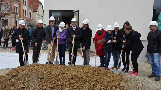 Da wollten viele mithelfen beim Spatenstich zum Erweiterungsbau der Schule: Bürgermeister Michael Schrenk (fünfter von links) un