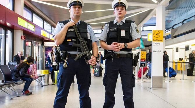 Nach den Terror-Anschlägen von Brüssel zeigt die Polizei versärkt Präsenz, hier am Flughafen Tegel in Berlin. FOTO: DPA