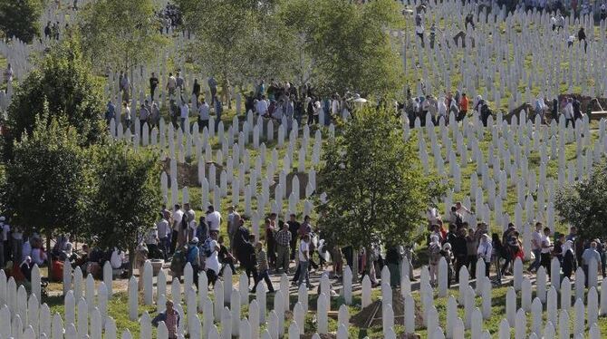 Gedenkstätte in Srebrenica: Immer noch werden hier ermordete bosnische Muslime beigesetzt, die endlich identifiziert werden k