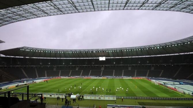 Für die Sicherheit im und um das Olympiastadion in Berlin soll gesorgt sein. Foto: Christian Charisius