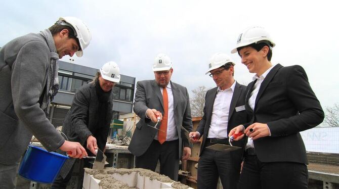 Die Architekten Joachim Daller und Jörg Seidenspinner, OB Ulrich Fiedler und die Stadtwerkechefs Giancarlo Bragagnolo und Carmen