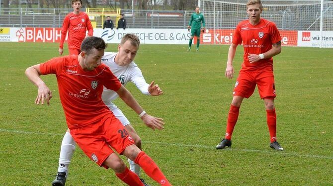 Der Einsatz von Daniel Seemann (vorne) ist fraglich.  FOTO: NIETHAMMER