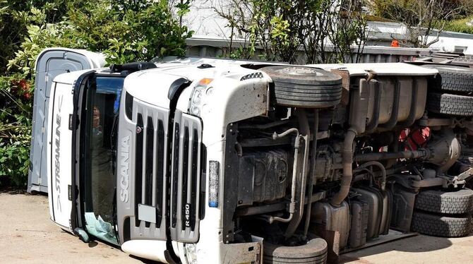 Der Fahrer des Sattelzugs wurde leicht verletzt.