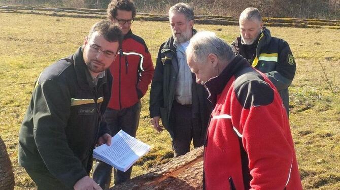 Die Förster des Reutlinger Kreisforstamts diskutieren beim Submissionstermin an der Gönninger Landstraße die Ergebnisse. FOTO: K