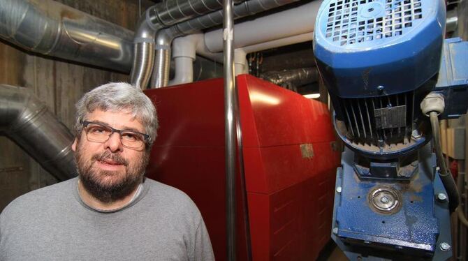 Der Austausch des roten Zusatzheizkessels für die Holzhackschnitzelanlage im Schulzentrum Neugreuth lag in den Händen von Frank Jahn, der bei der Stadtverwaltung Metzingen für den Betrieb Gas und Wärme zuständig ist. FOTO: FINK