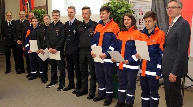 Bei der Versammlung der Jugendfeuerwehr wurden viele Urkunden verliehen.  FOTO: FW