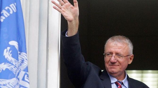 Vojislav Seselj winkt Ende 2014 von einem Balkon in Belgrad aus Anhängern zu. Foto: Andrej Cukic