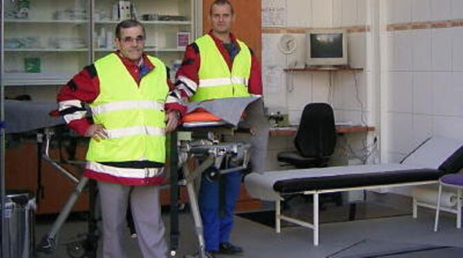 Betriebssanitäter Winfried Schönle und Armin Sauer in einem neu eingerichteten Sanitätsraum. FOTO: PR