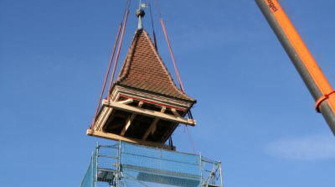 Vorübergehend &raquo;oben ohne&laquo;: Dem Turm der Degerschlachter Petruskirche fehlen seit gestern Helm und Glockenstuhl. FOTO