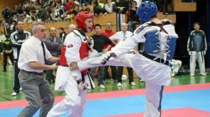 Ein Schlag, ein Schrei: Beim Taekwondo sind auch Nehmerqualitäten gefragt. Bruno Raab kassiert einen Tritt seines Gegners Floria