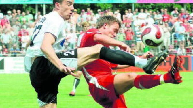 Erzielte im letzten Duell mit einem Bundesligisten das Ehrentor: Christian Haas (rechts) traf beim 1:4 gegen Schalke 04. GEA-FOT