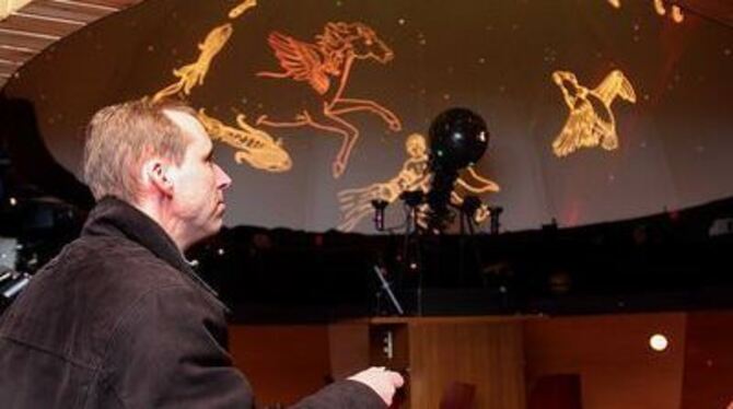 Herr über Sonne, Mond, Planeten und 650 Sterne: Frank-Martin Rapp am himmlischen Regiepult im Reutlinger Planetarium.
FOTOS: JOB