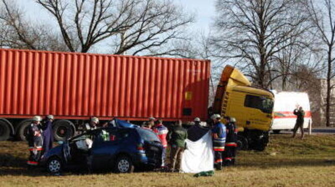 Noch an der Unfallstelle ist die Beifahrerin des Renault gestorben. GEA-FOTO