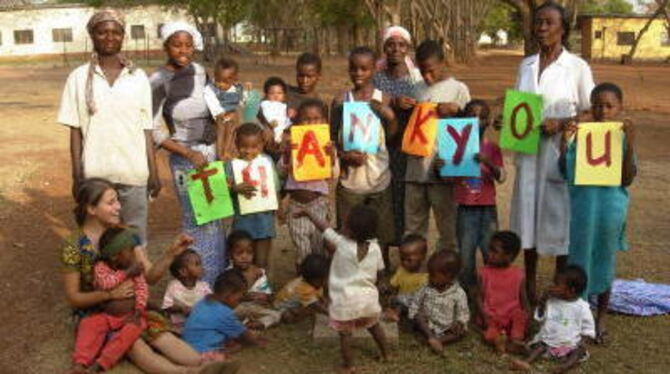 Die Metzingerin Alexandra Schnack (links vorne) mit Kindern und Betreuern des Tamale Children's Home in Ghana. FOTO: PR