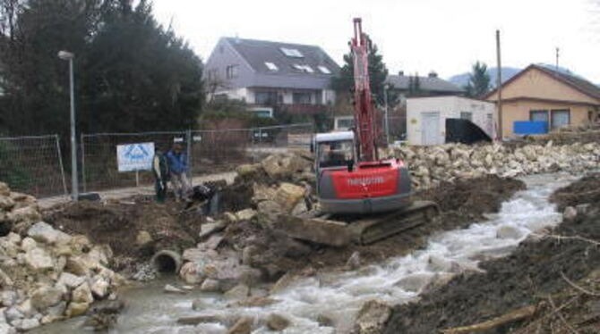 Große Steine im Fluss: Fische und Kleinlebewesen können so auch flussaufwärts wandern. Die Bauarbeiten an der rund 90 000 Euro t